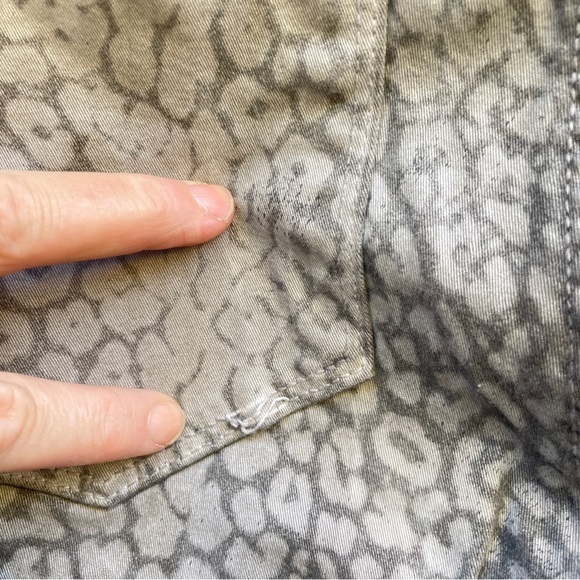 NYDJ Skinny Jeans in Grey Ombré Cheetah‎ Print in Size 4p - Picture 7 of 11